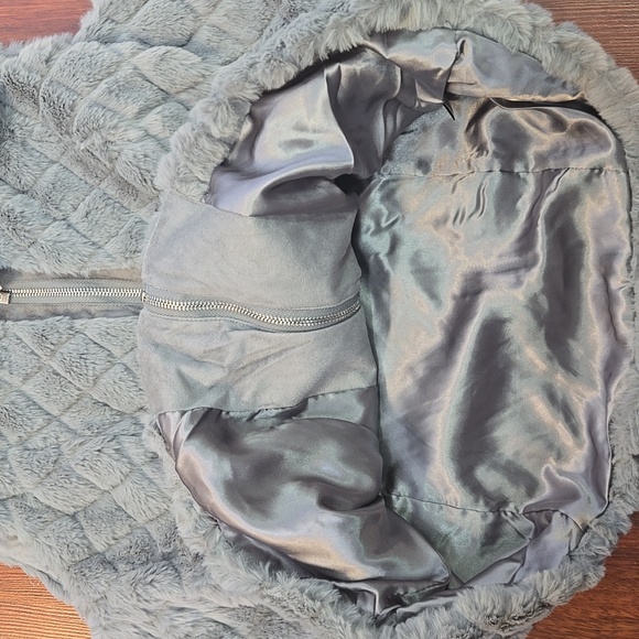 Carmen Marc Valvo Gray Faux Fur Vest Medium NWT - Picture 4 of 6